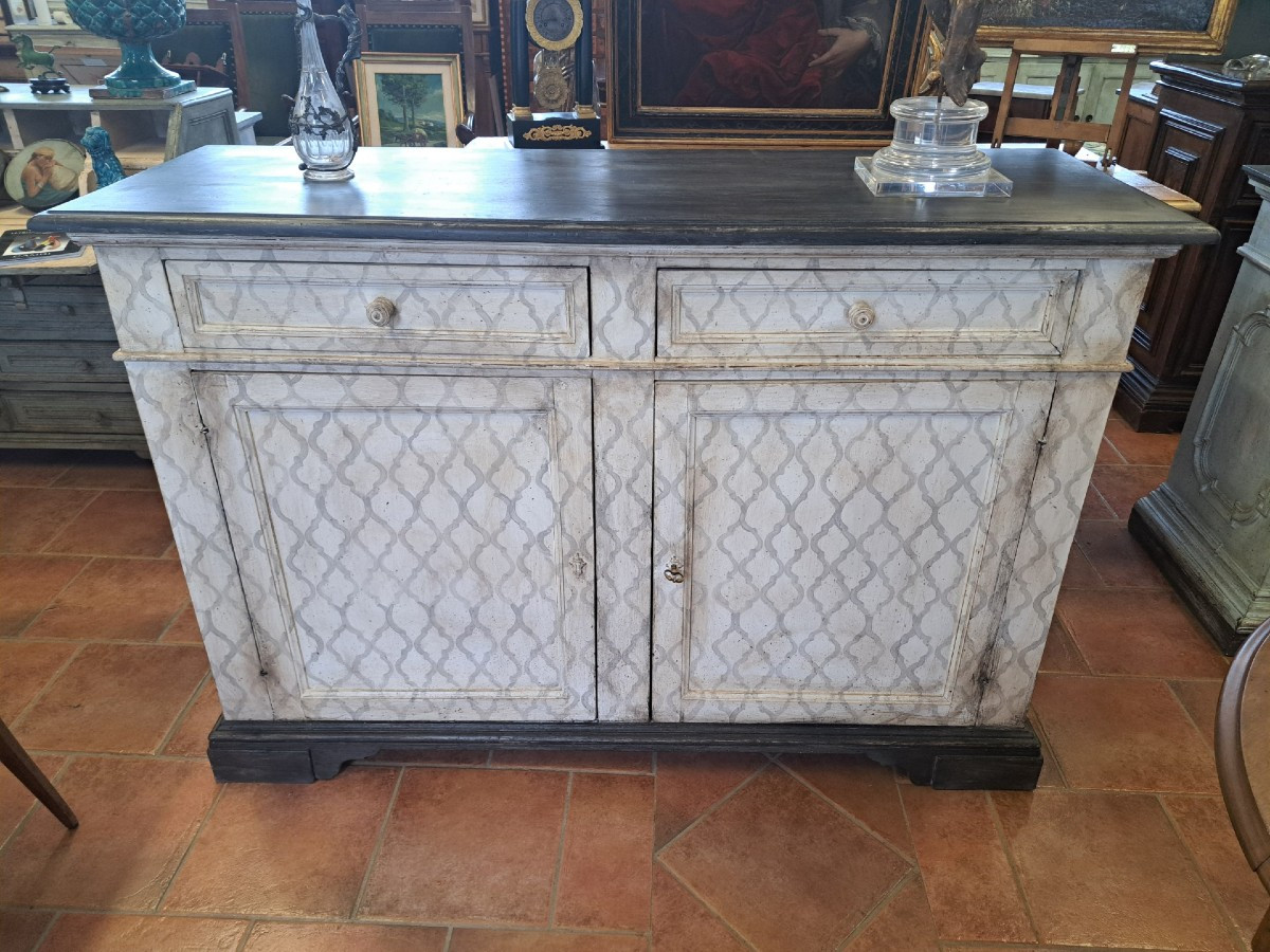 Grande credenza laccata dell'Ottocento