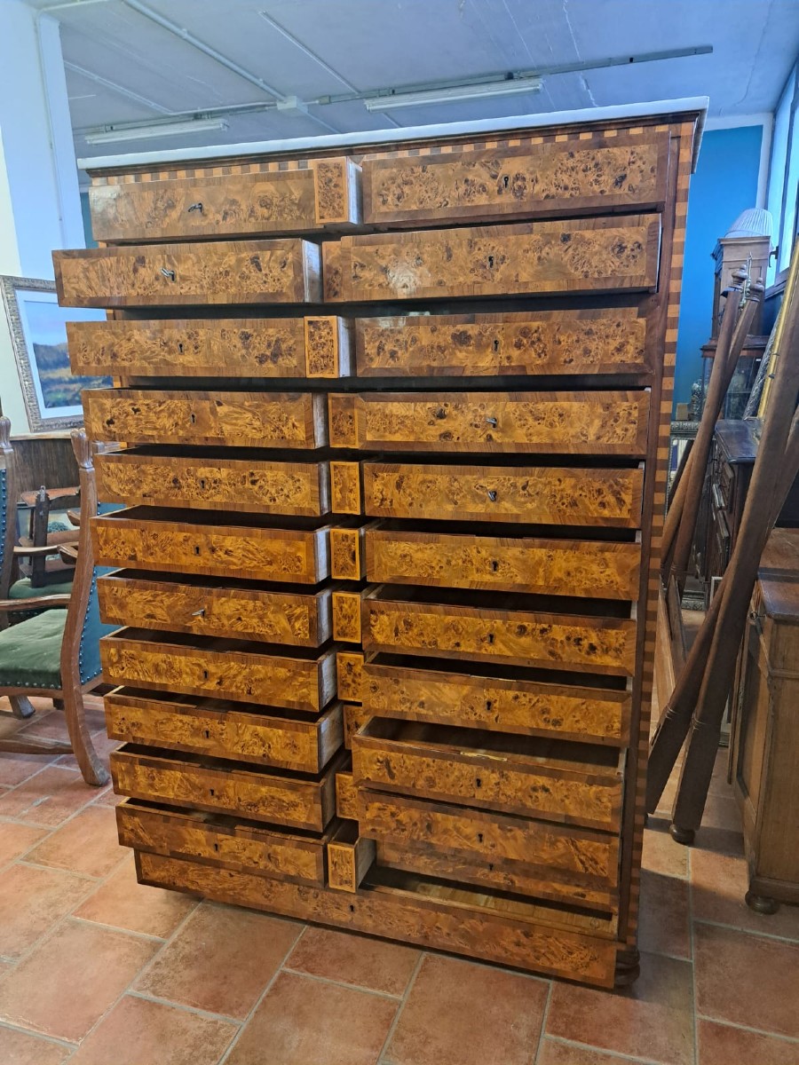 Cassettiera da biblioteca intarsiata