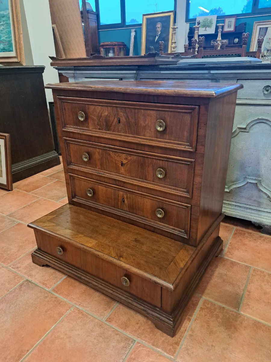 Inginocchiatoio del '700 toscano listrato in noce