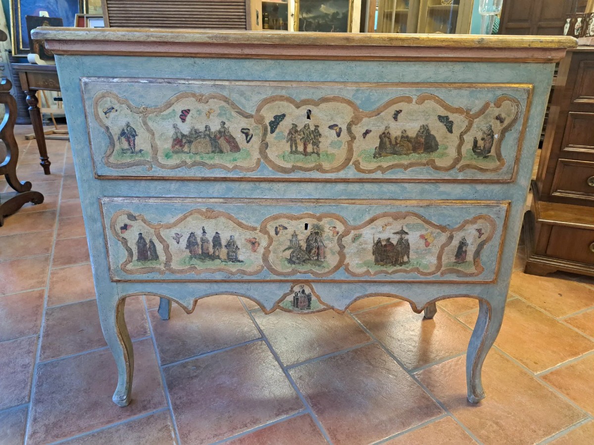 Comò dipinto con applicazioni in papier mâché