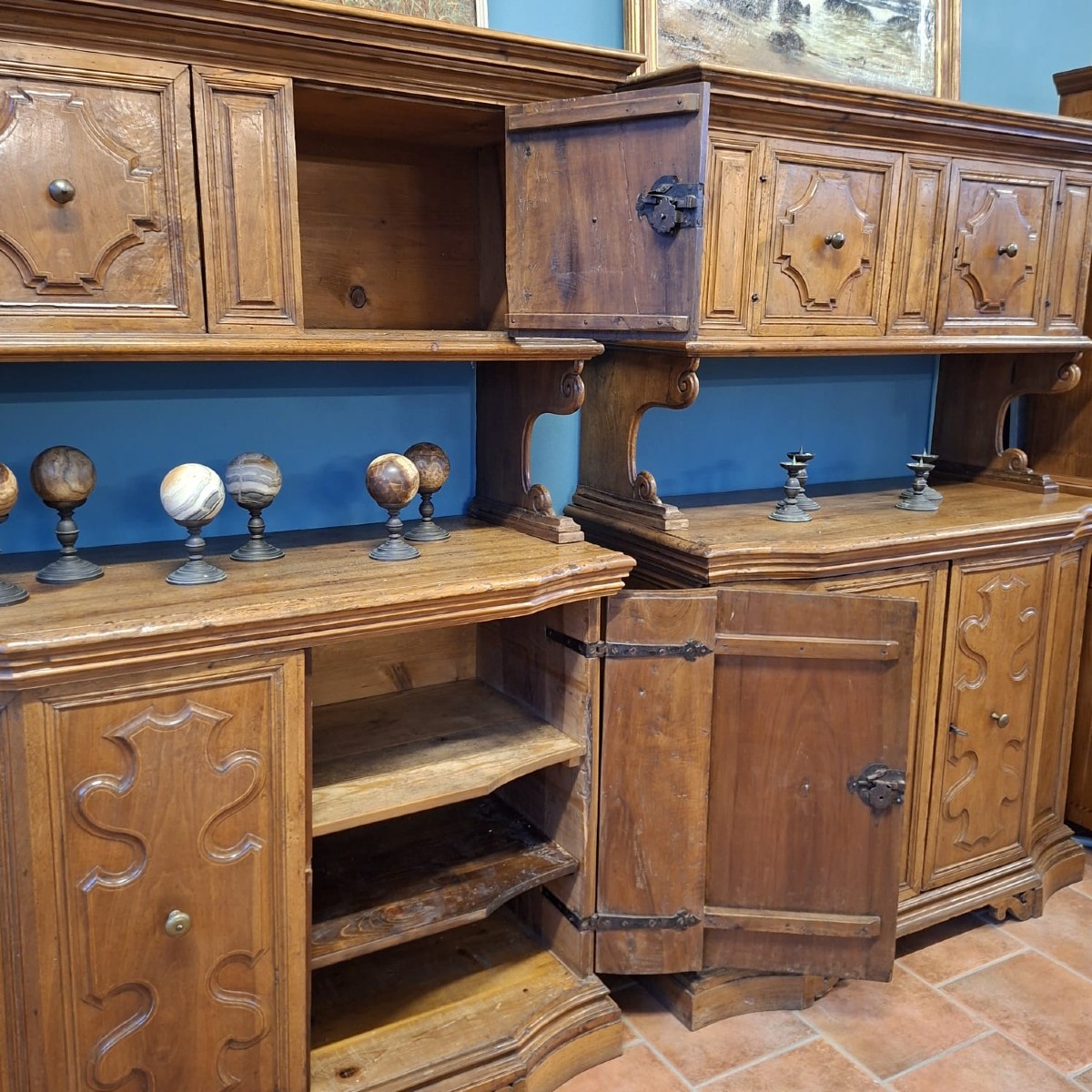 Coppia di credenze da sagrestia in noce filettato del "600-photo-3