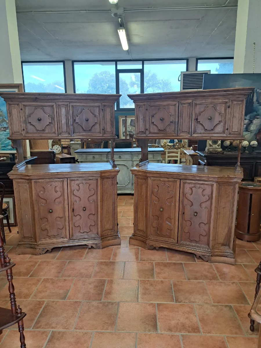 Coppia di credenze da sagrestia in noce filettato del "600