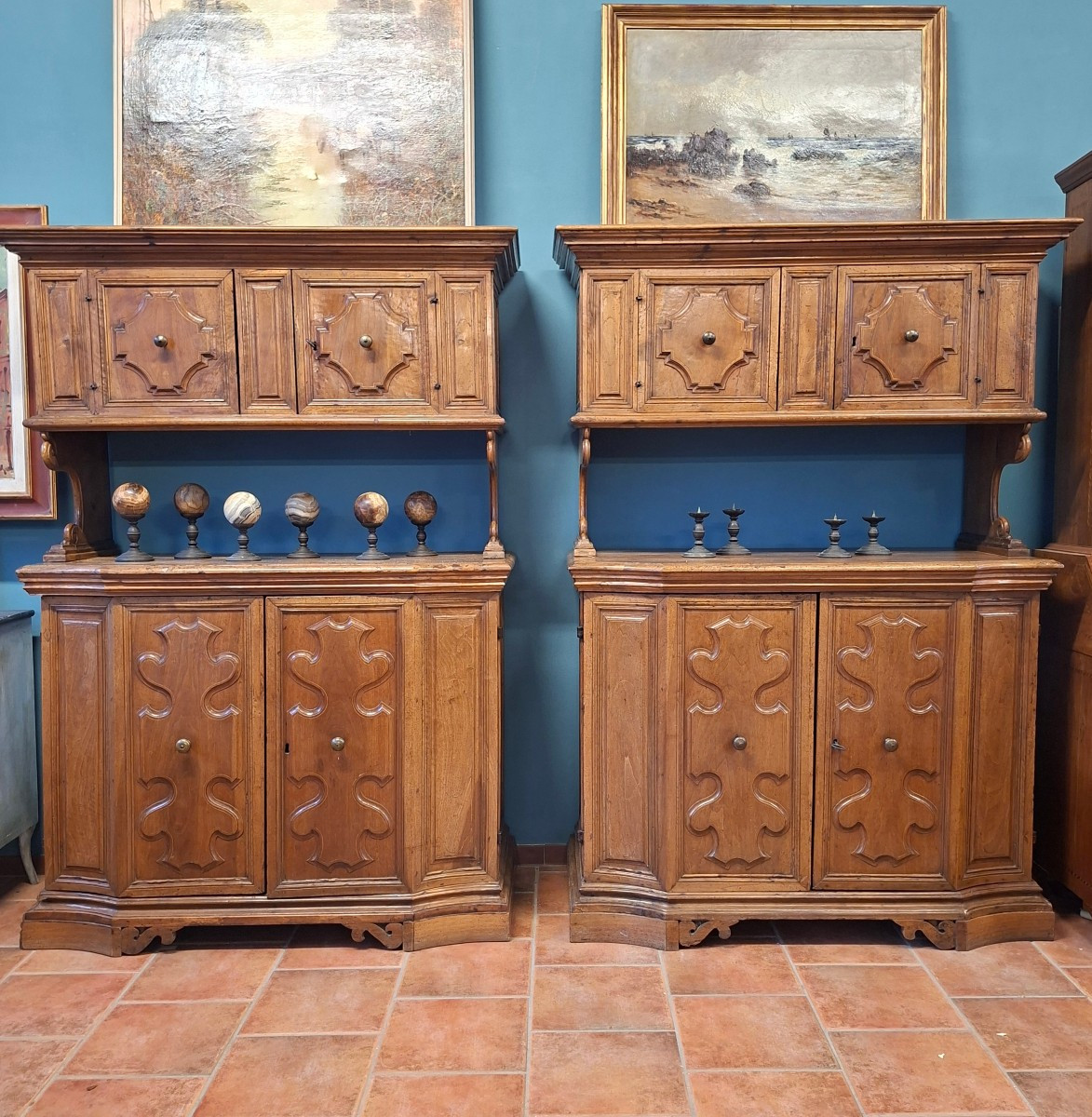 Coppia di credenze da sagrestia in noce filettato del "600