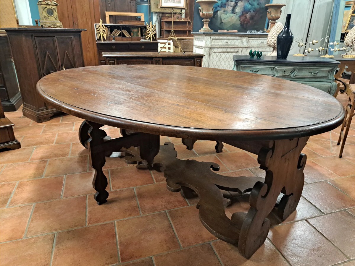 Grandissimo tavolo ovale in noce con zampe a lira