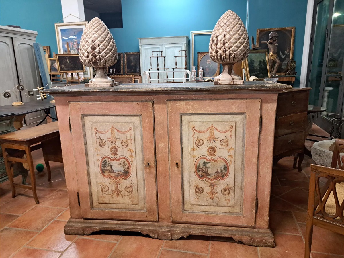 Credenza dipinta a grottesche