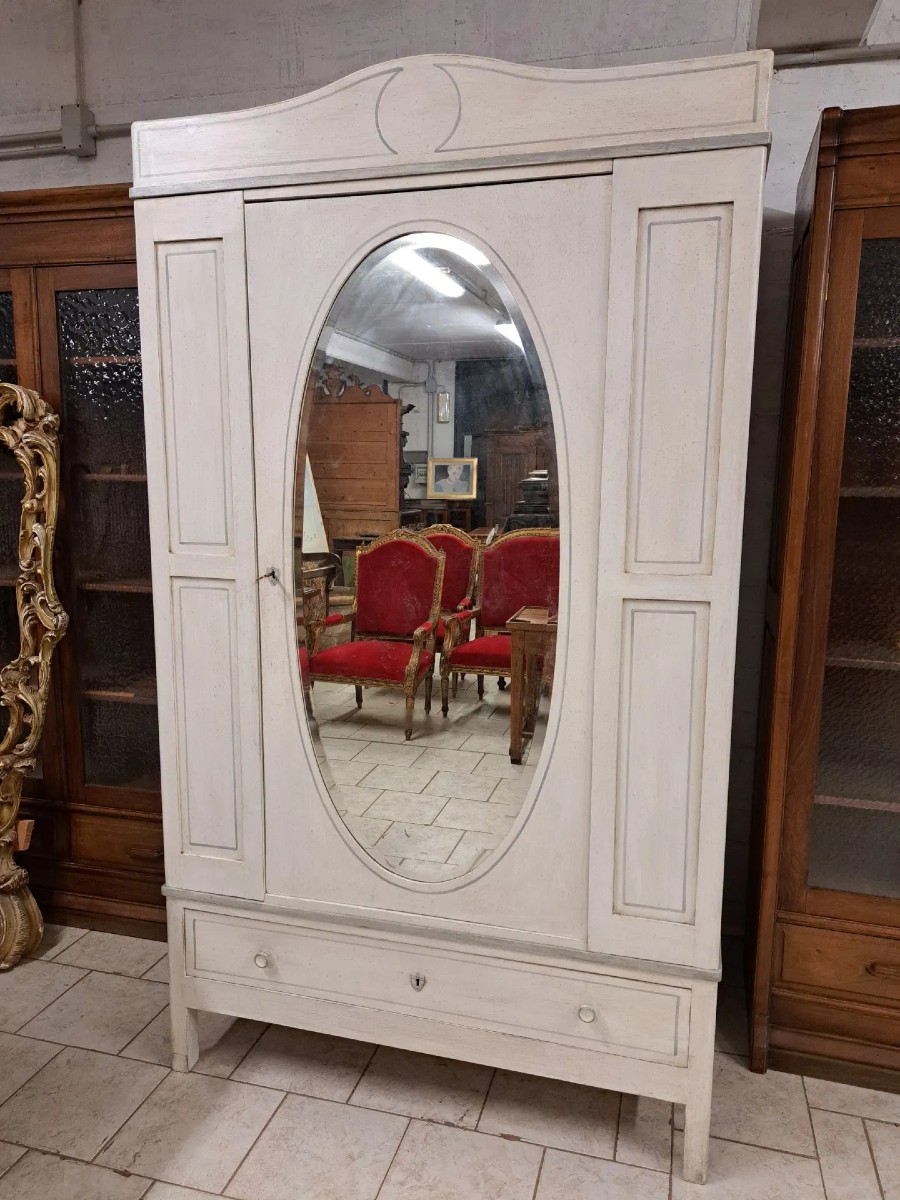 Armadio dipinto con specchio ovale molato