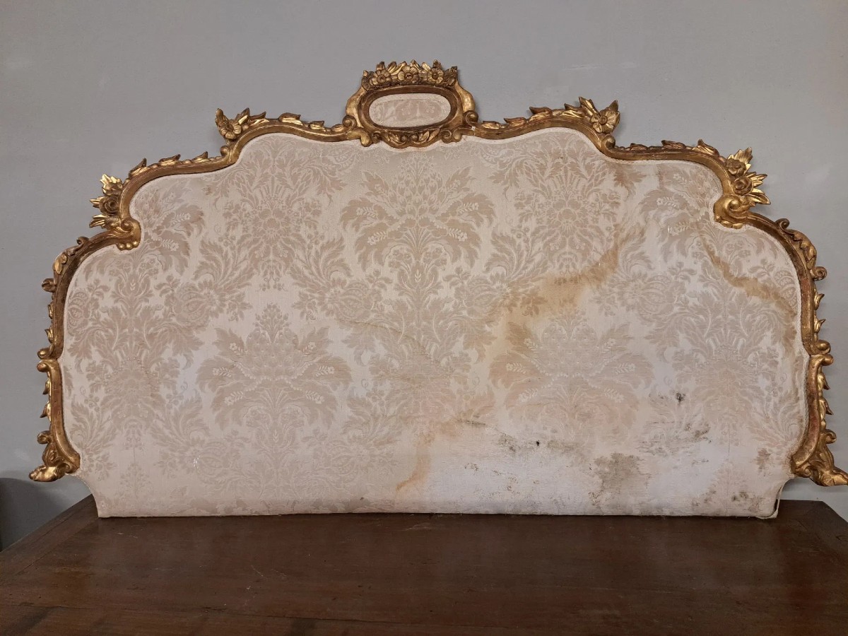 Testata di letto dorata ed imbottita