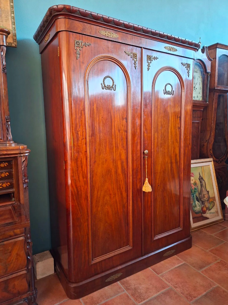 Armadio in piuma di mogano con bronzi