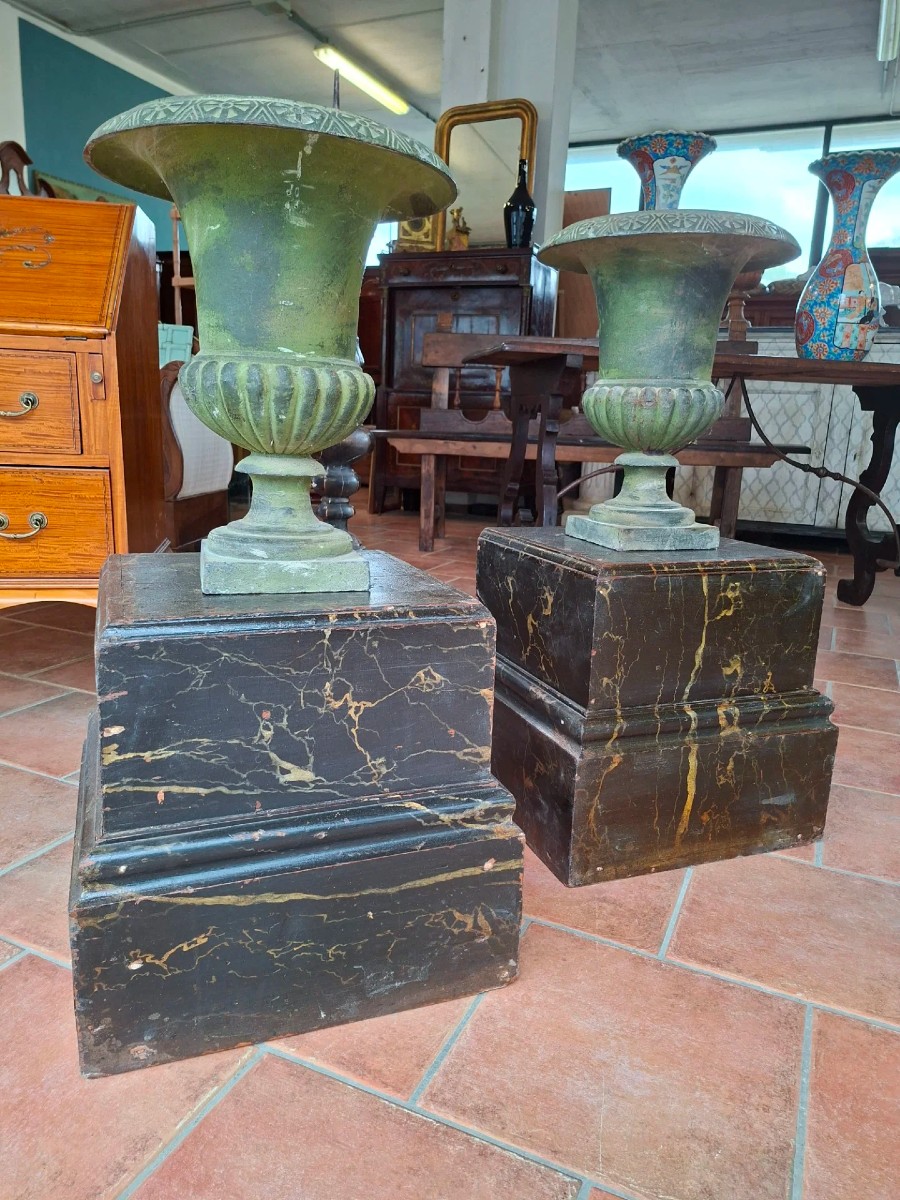  Coppia di basi per sculture in legno dipinto