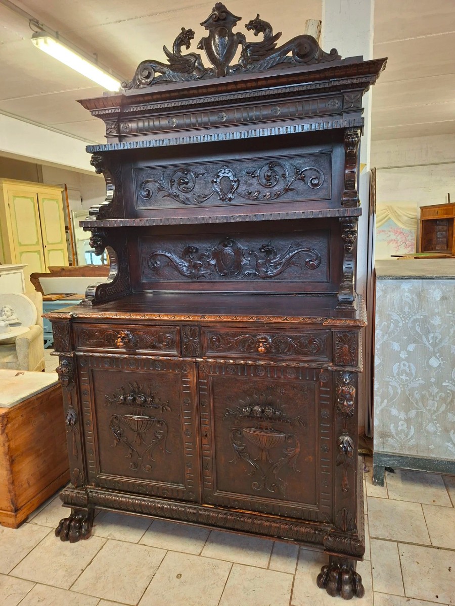 Credenza neorinascimentale in noce
