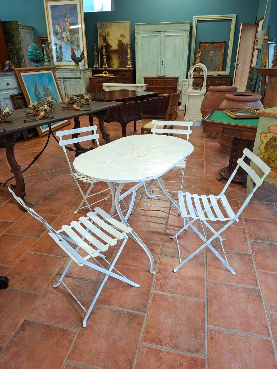 Tavolo in ferro con quattro sedie in ferro