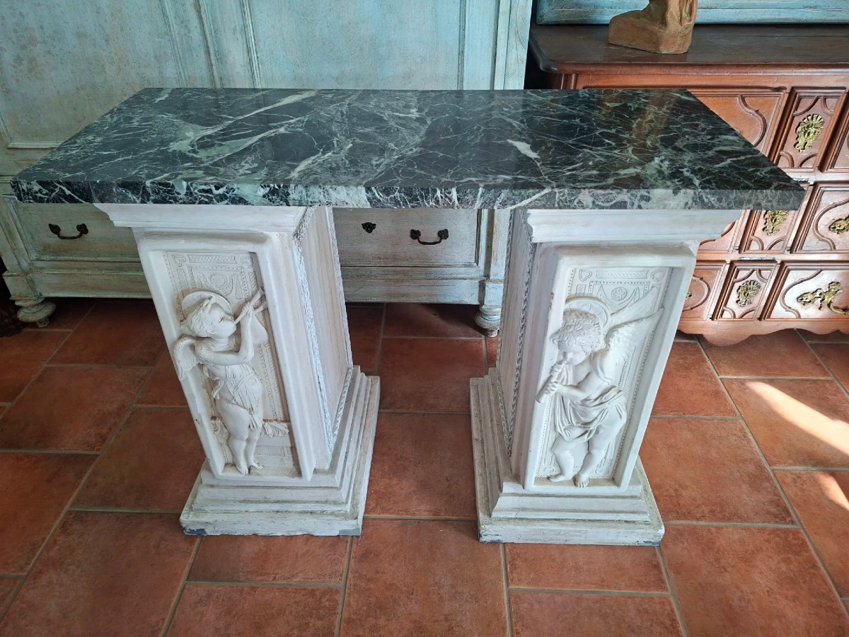 Tavolo da centro, base in gesso e piano in marmo.