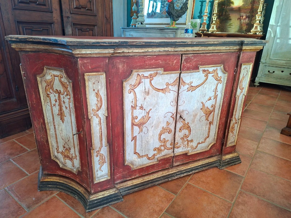Credenza in stile Settecento dipinta