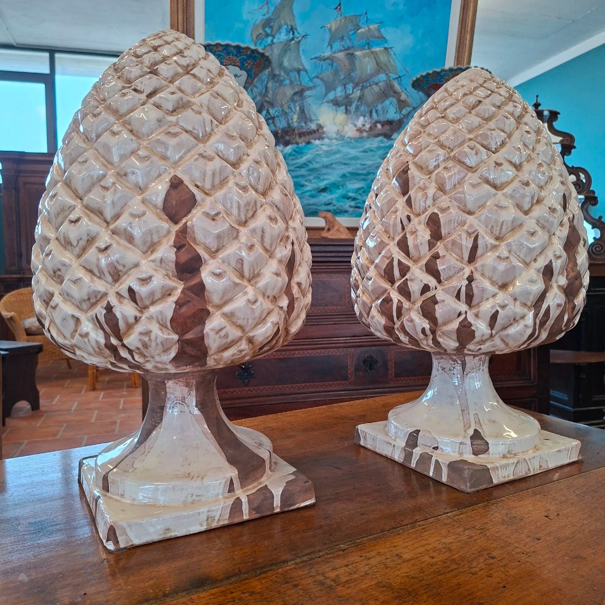 Coppia di pigne in ceramica color avorio