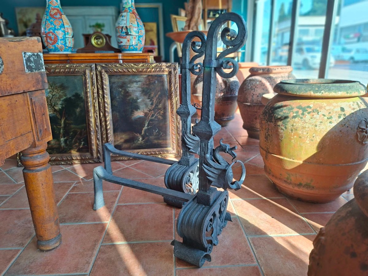 Coppia di grandi alari monumentali in ferro