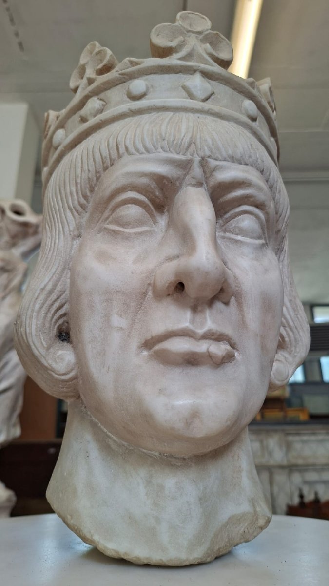 Scultura marmorea: Testa coronata di re medievale-photo-2