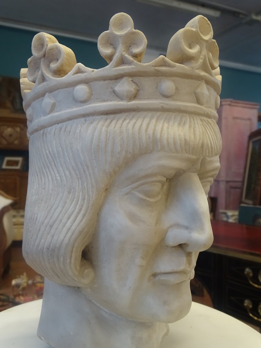 Scultura marmorea: Testa coronata di re medievale-photo-1