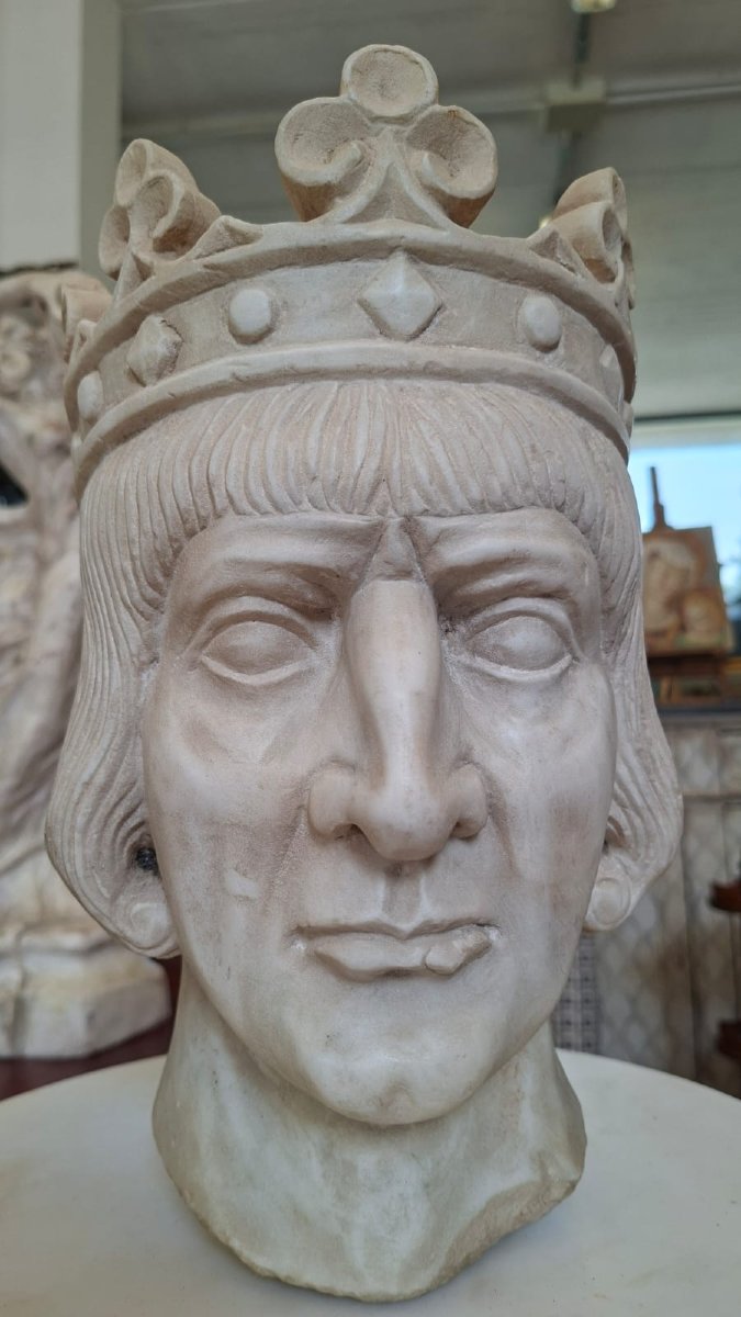 Scultura marmorea: Testa coronata di re medievale
