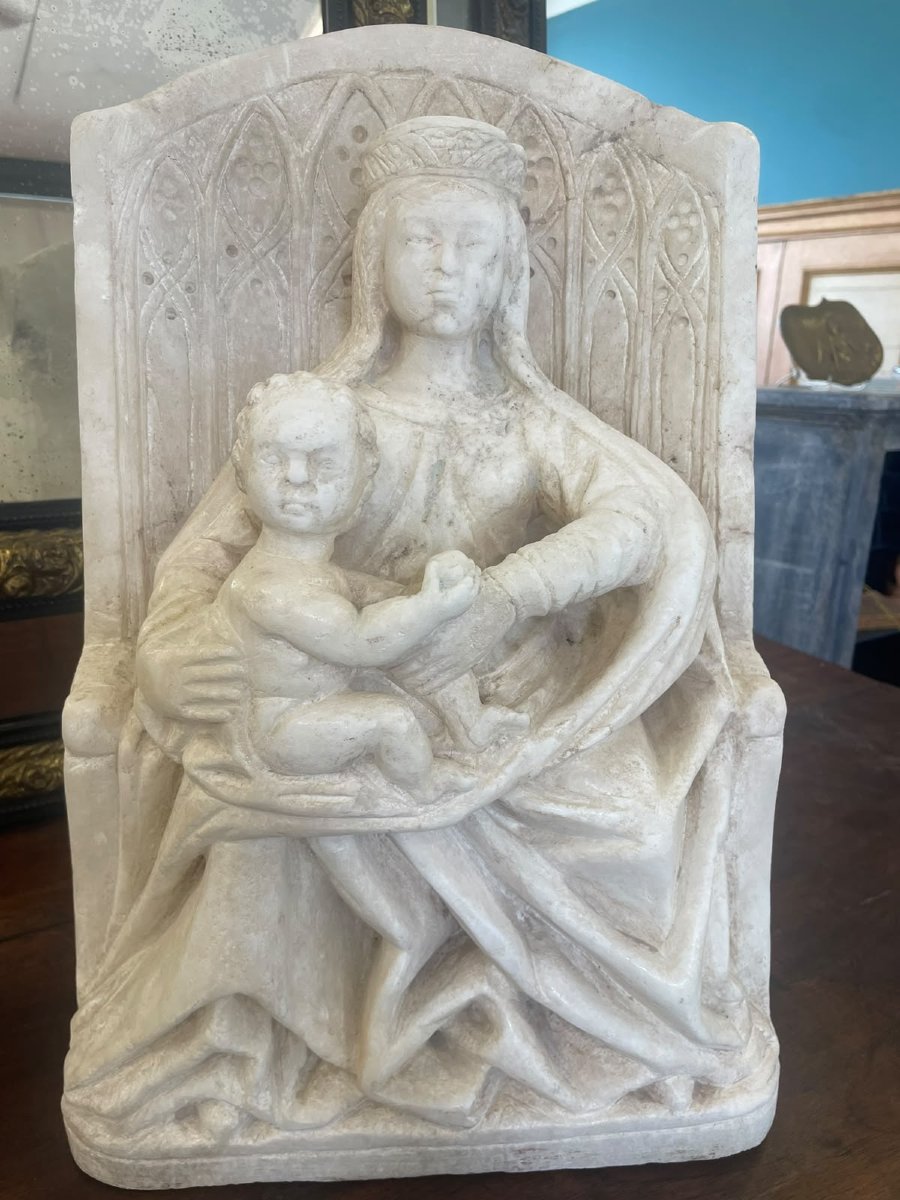 Scultura in alabastro "Madonna sul trono con bambino"