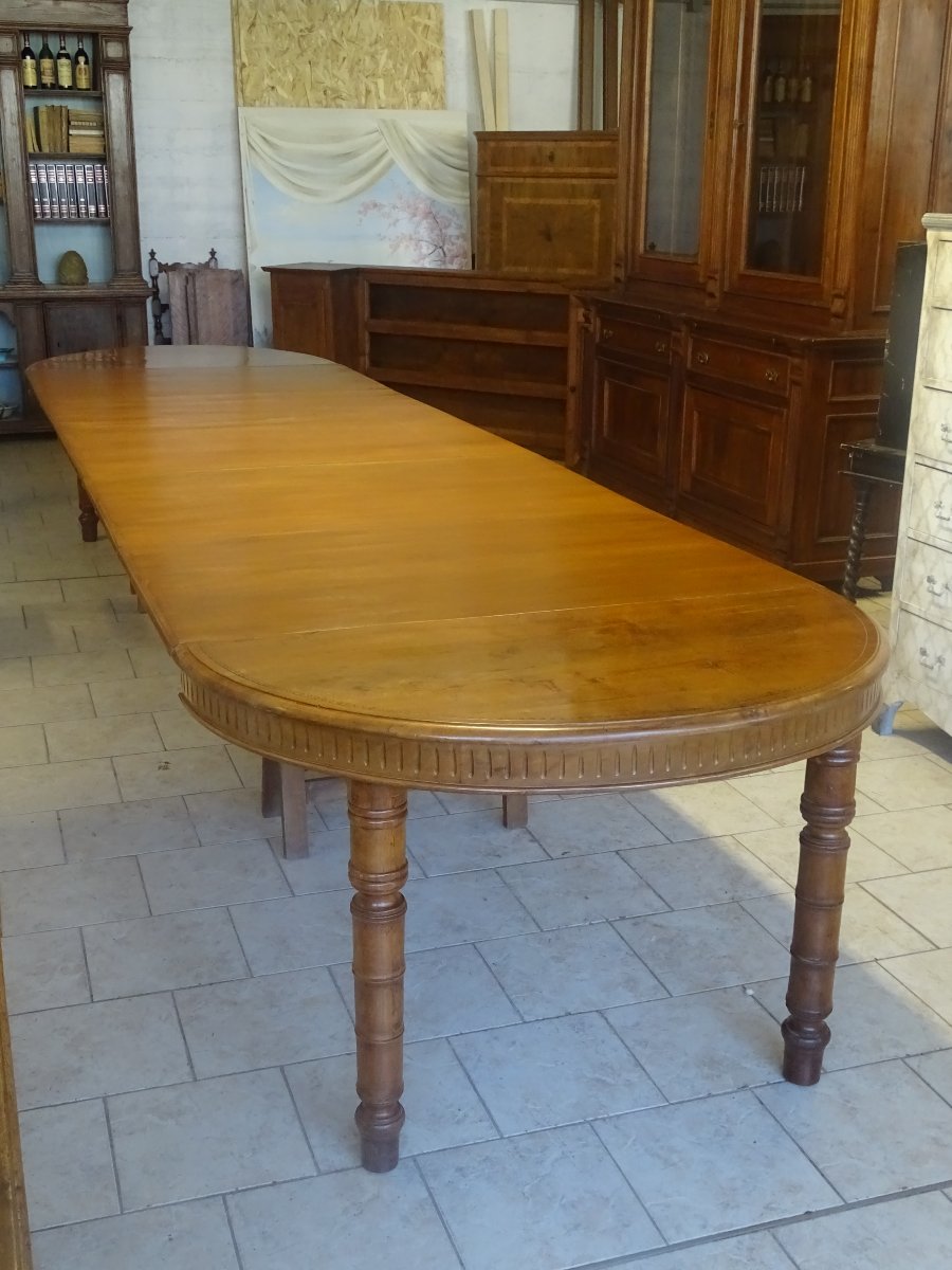 Grande tavolo allungabile in ciliegio pirografato