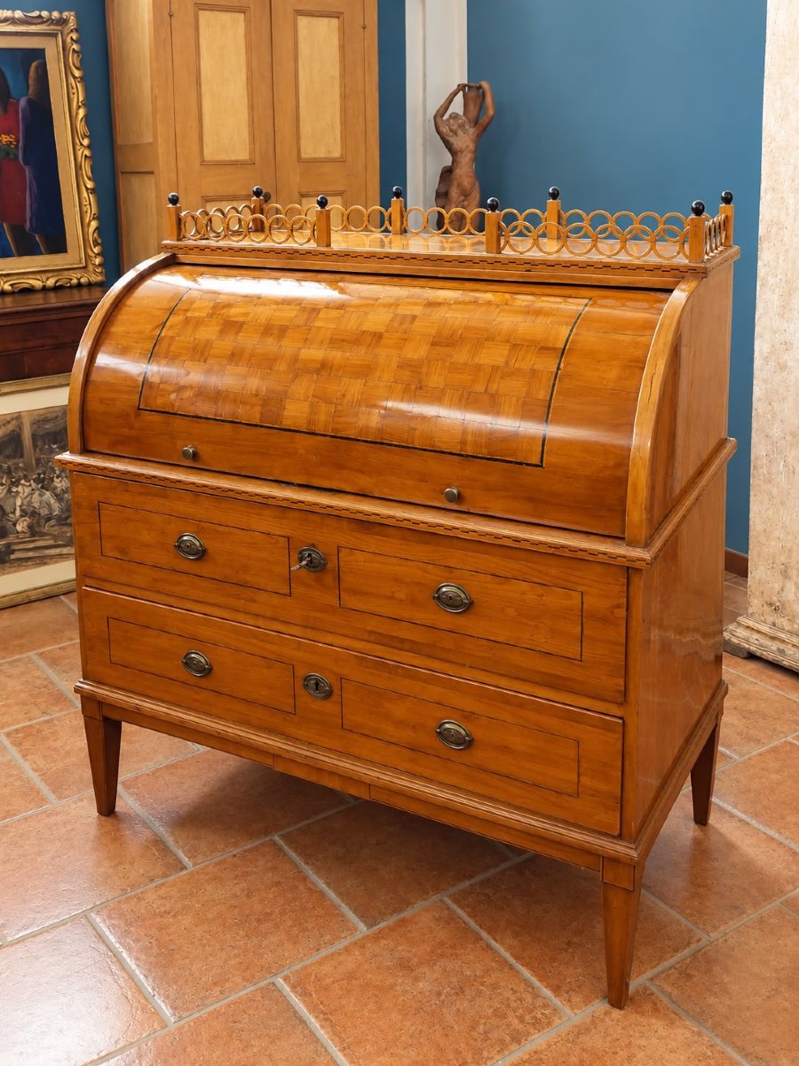 Elegante ribalta a rullo in ciliegio di gusto Neoclassico