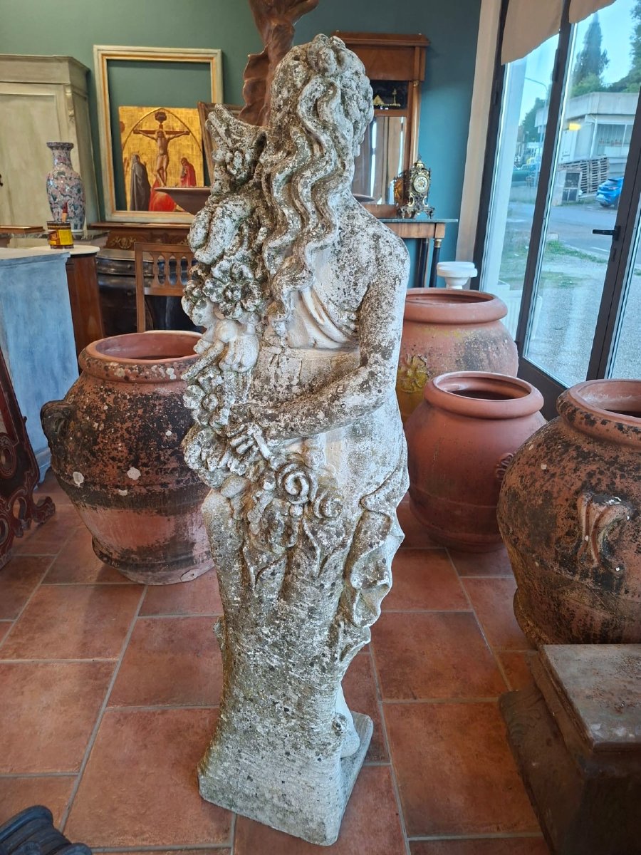 Scultura allegorica da giardino raffigurante una fanciulla con fiori-photo-2