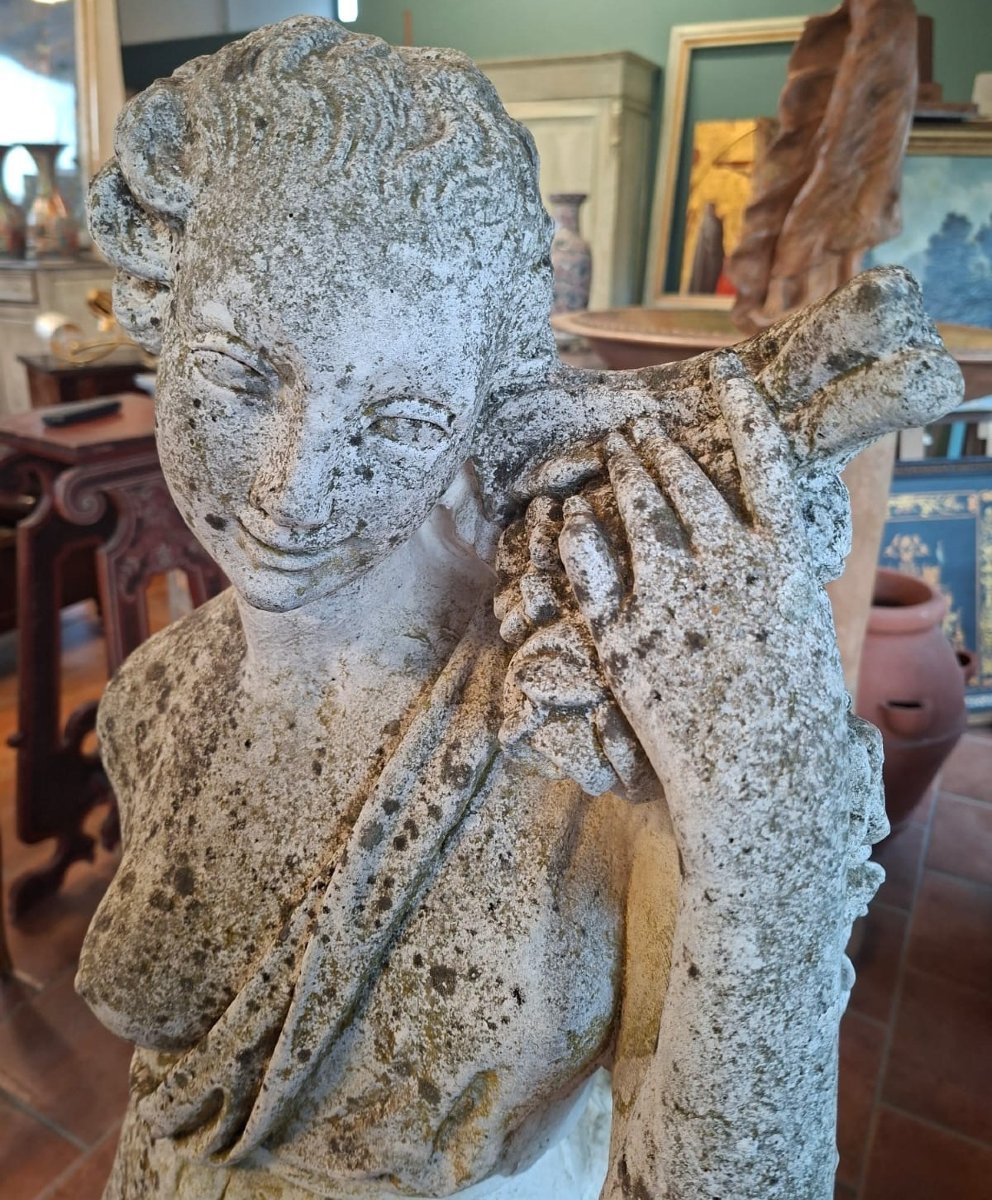 Scultura allegorica da giardino raffigurante una fanciulla con fiori-photo-3