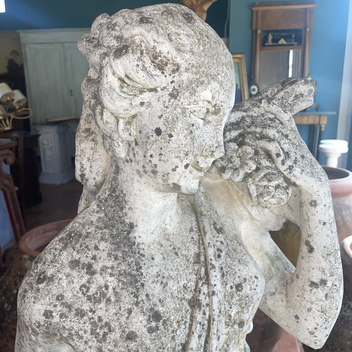 Scultura allegorica da giardino raffigurante una fanciulla con fiori-photo-1