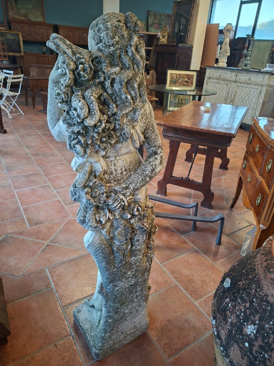 Scultura allegorica da giardino raffigurante una fanciulla con fiori-photo-3