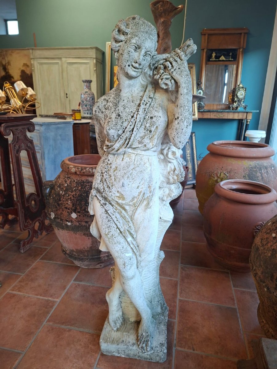 Scultura allegorica da giardino raffigurante una fanciulla con fiori