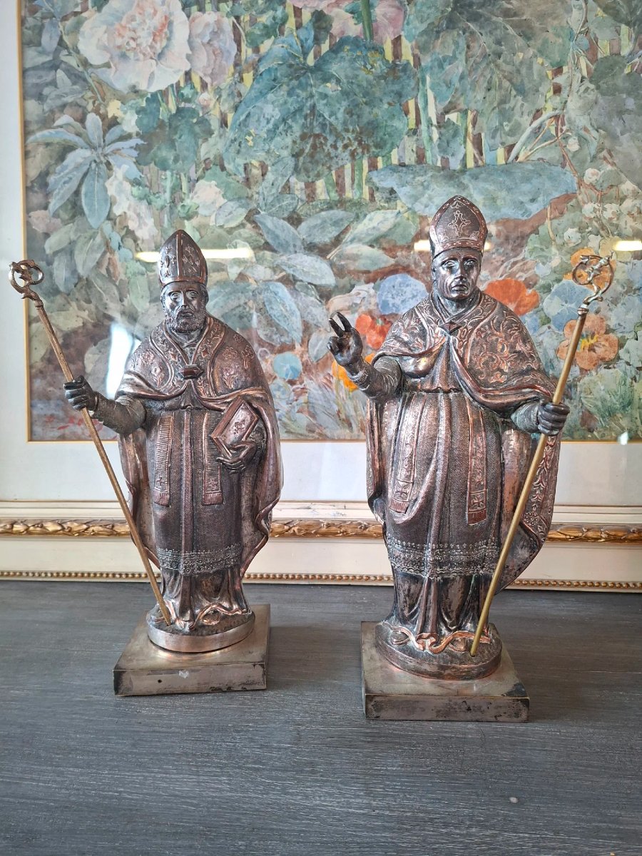 Coppia di sculture in legno e rame argentato