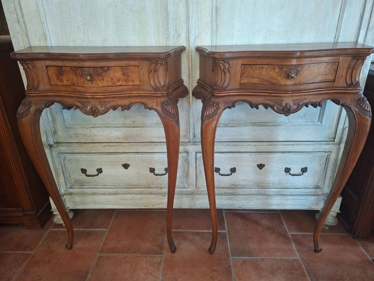 Coppia di piccole consolle in noce