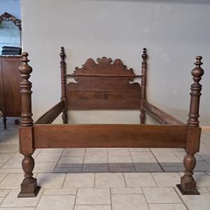 Letto in noce con colonne del '600