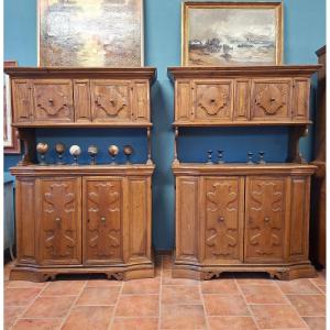 Coppia di credenze da sagrestia in noce filettato del "600