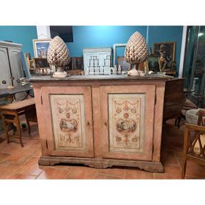 Credenza dipinta a grottesche