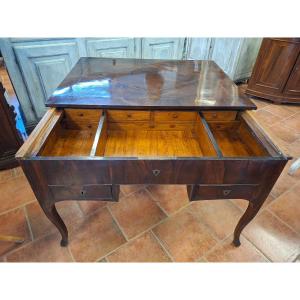 Scrivania da centro in palissandro e noce con segreto