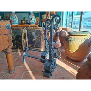 Coppia di grandi alari monumentali in ferro