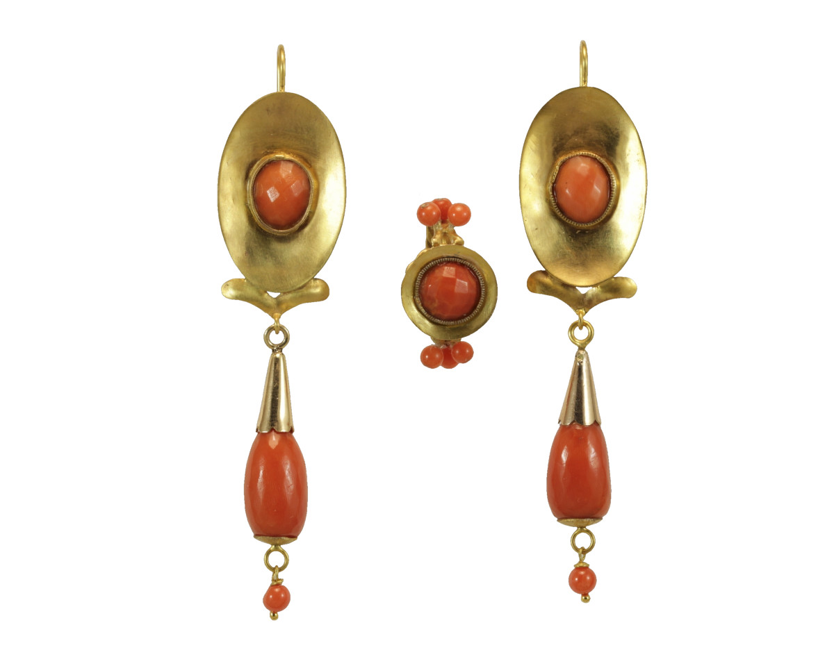 Orecchini e anello antichi di corallo