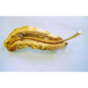 18-carat Gold Brooch With Leaf Motif Set With A Diamond
