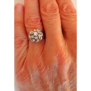 Daisy Ring With Diamonds In 18-carat White Gold