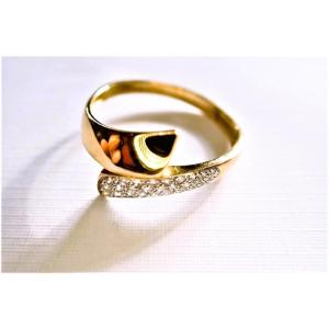 18-carat Gold Ribbon Ring Set With Diamonds