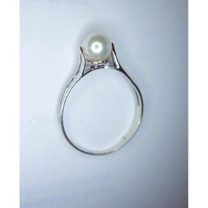 18-carat White Gold Ring Set With A Pearl