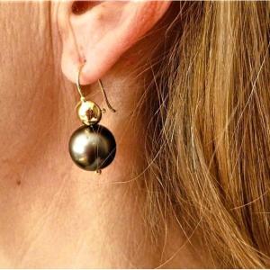 Pair Of 18k Gold Earrings With Tahitian Pearls