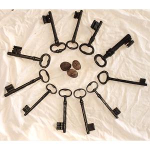Collection Of 11 Large Wrought Iron Keys From The 17th And 18th Centuries In Very Good Condition