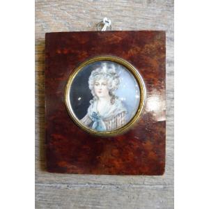 Miniature On Round Ivory, 19th Century "portrait Of A Young Woman In Three-quarter View"