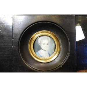 Miniature On Round Ivory, Late 18th Century "portrait Of A Young Woman, Bust-length"