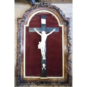 Important 19th Century Ivory Christ, In Its Carved Wooden Frame.
