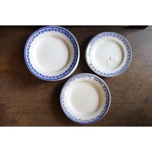Set Of Fourteen Tournai Porcelain Plates From The Early 19th Century
