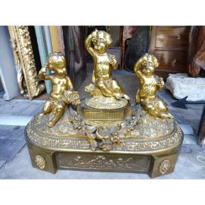 19th Century Varnished Bronze Trim With Three Cupids Decoration