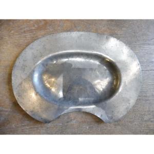 17th Century Cardinal-shaped Pewter Shaving Dish